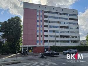 Großzügige 3-Zimmer-Wohnung mit Loggia und Stellplatz
