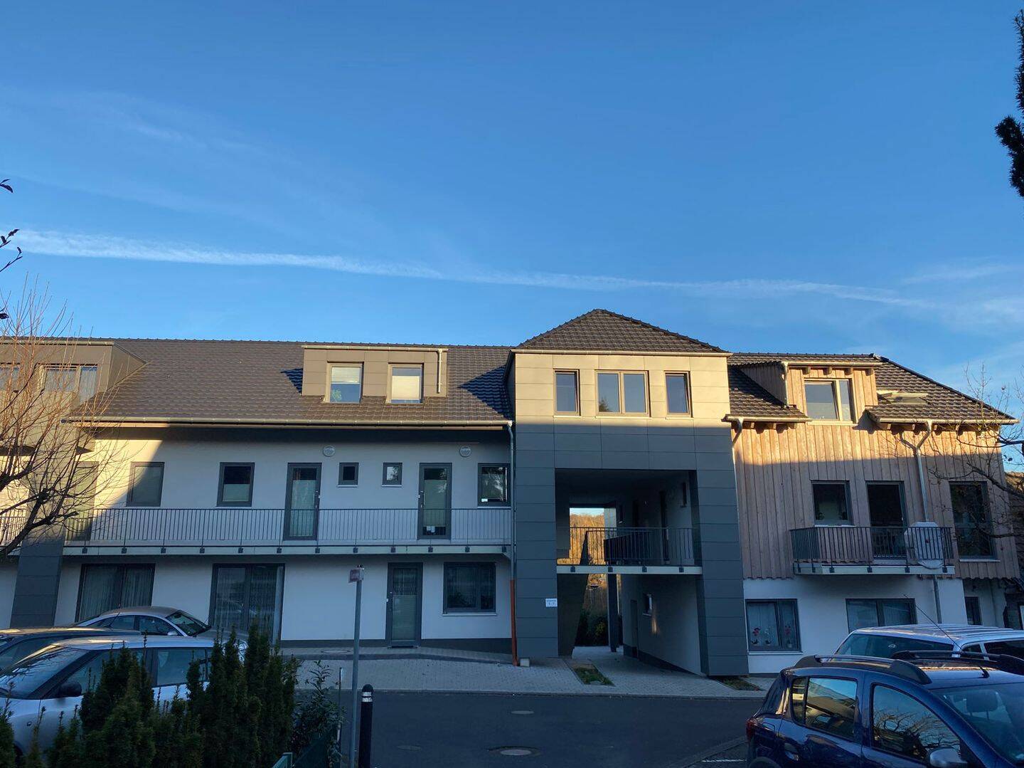 Moderne Maisonettewohnung mit 3 Zimmern und zwei Balkonen im Zentrum von Much!