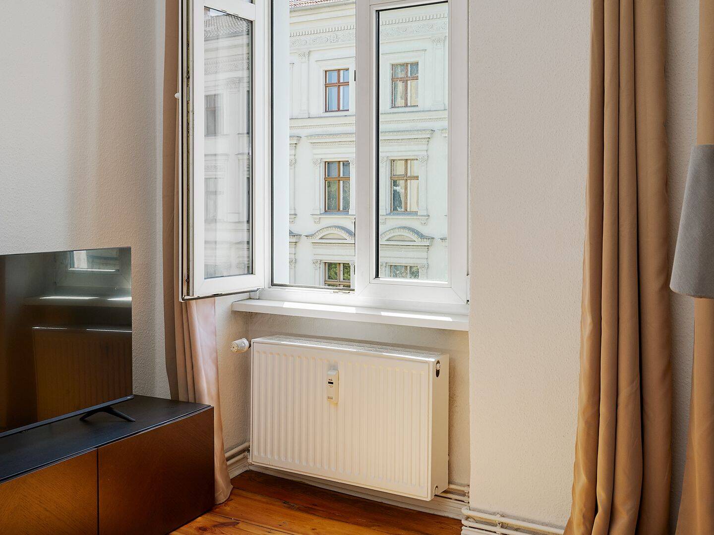 Klassische 2-Zimmer-Altbauwohnung mit großzügigem Wohnbereich und Dielenboden – Berlin – Vorschaubild 4
