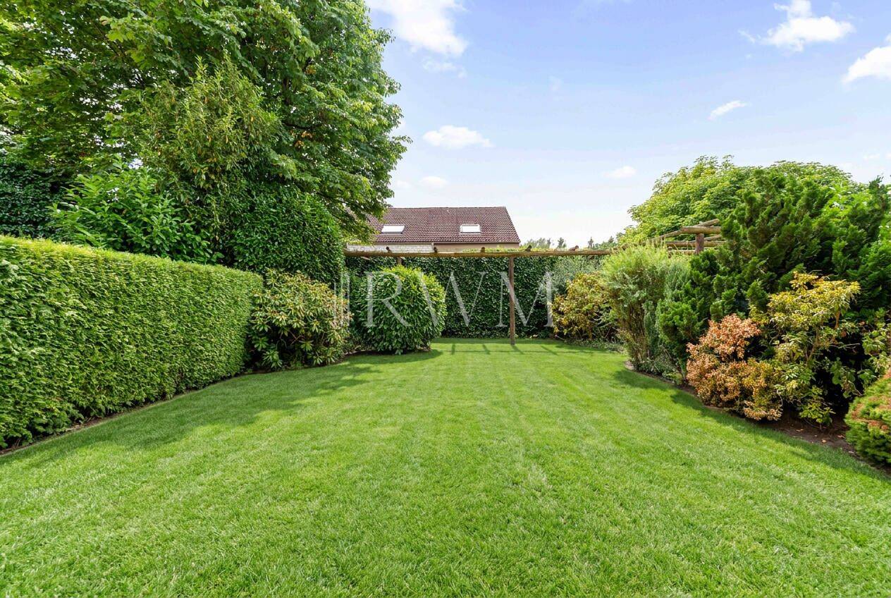 Großzügige 3,5-Zimmer-Wohnung mit traumhaftem Garten, Terrasse und TG-Stellplatz – Stuttgart – Vorschaubild 2