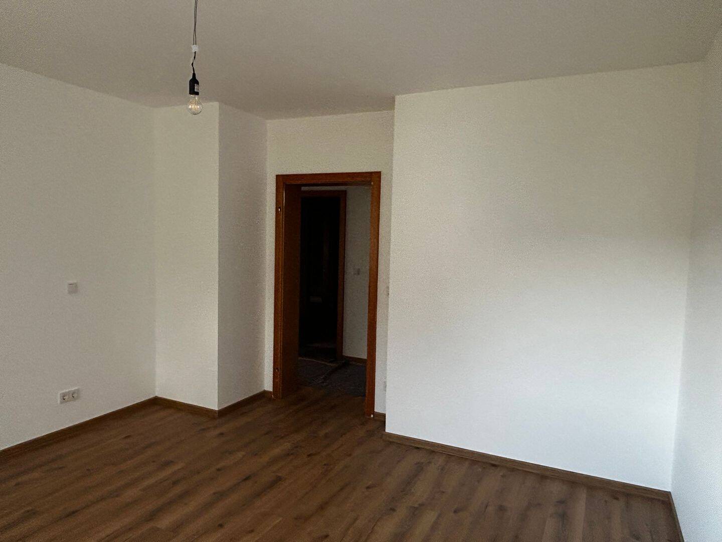 Kernsanierte helle Wohnung am Schenkelberg mit Terrasse, Balkon und Gast-WC. – Saarbrücken – Vorschaubild 4