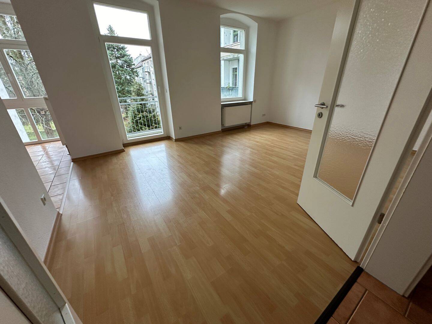 1. OG / neuer Vinylboden/ Wanne + Dusche / Süd-Balkon u.v.m. – Chemnitz – Bild 1 von 9