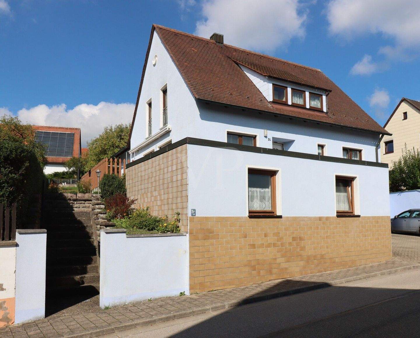 Wohnen auf dem Land - Großzügiges Zweifamilienhaus mit 2 Garagen und gepflegtem Garten – Lehrberg – Vorschaubild 4