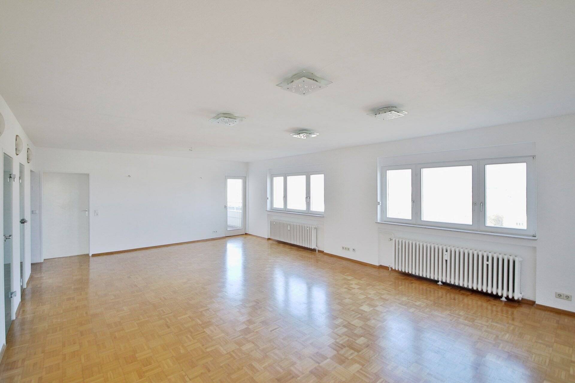 Lichtdurchflutete Wohnung mit drei Balkonen - Wohnen in bester Lage!