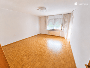 Bad-Cannstatt: Geräumige 4,5-Zi.-Whg. mit 2 Balkone * neue EBK * Garage * TL-Bad * – 70374 Stuttgart – Vorschaubild 4