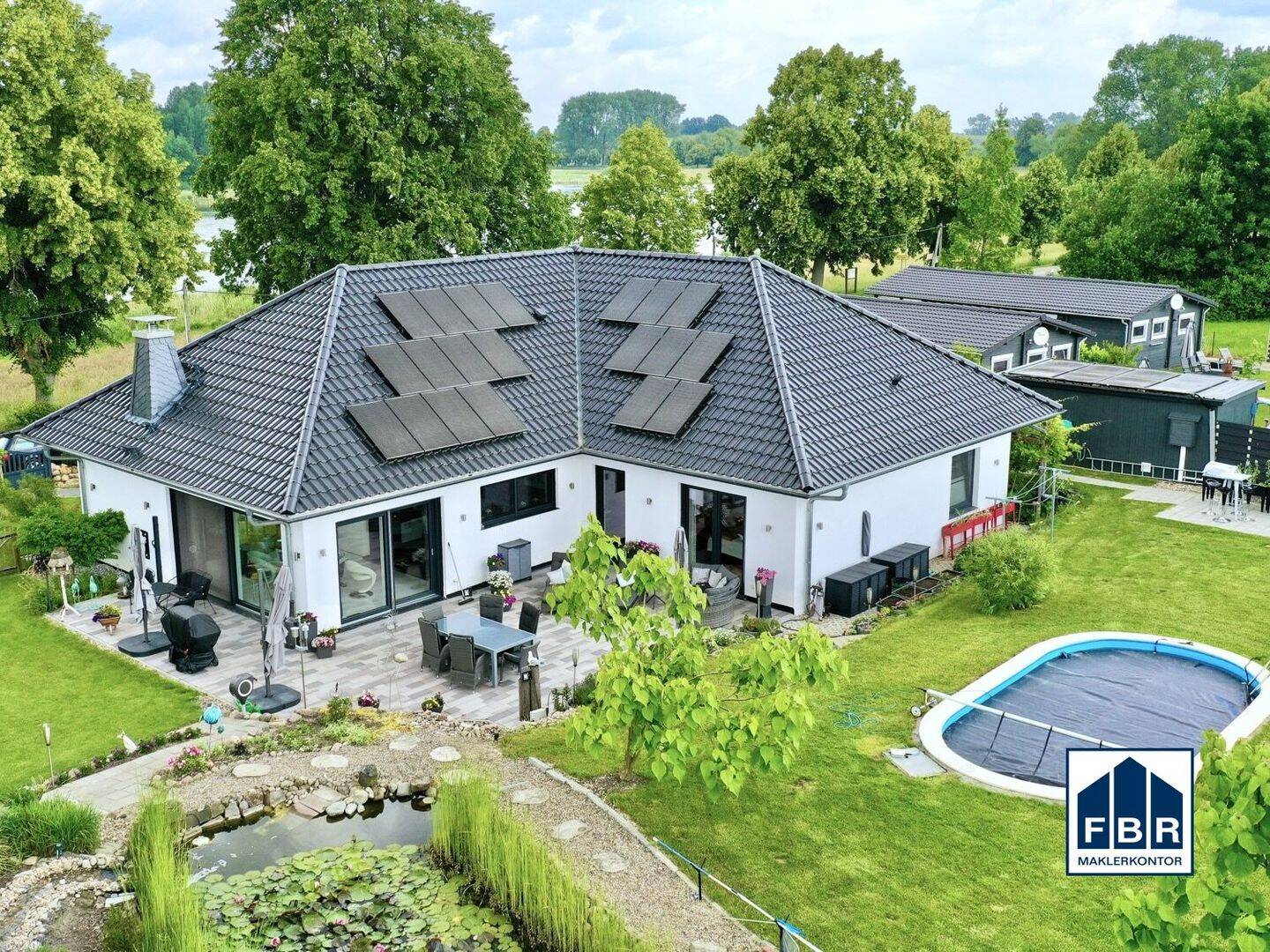 Zukunftssicher und energieeffizient: Premium-Immobilie mit Seeblick und Pool – Techentin – Bild 1 von 9