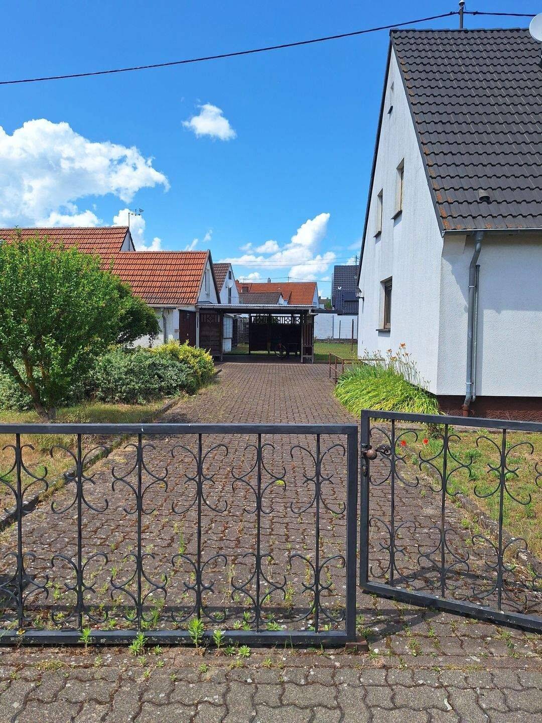 Sofort einziehen! Schöne DHH in Karlsruhe Neureut/Kirchf. in ruhiger Lage, mit schönem, pflegeleichten Garten in Wald- u. Seenähe
