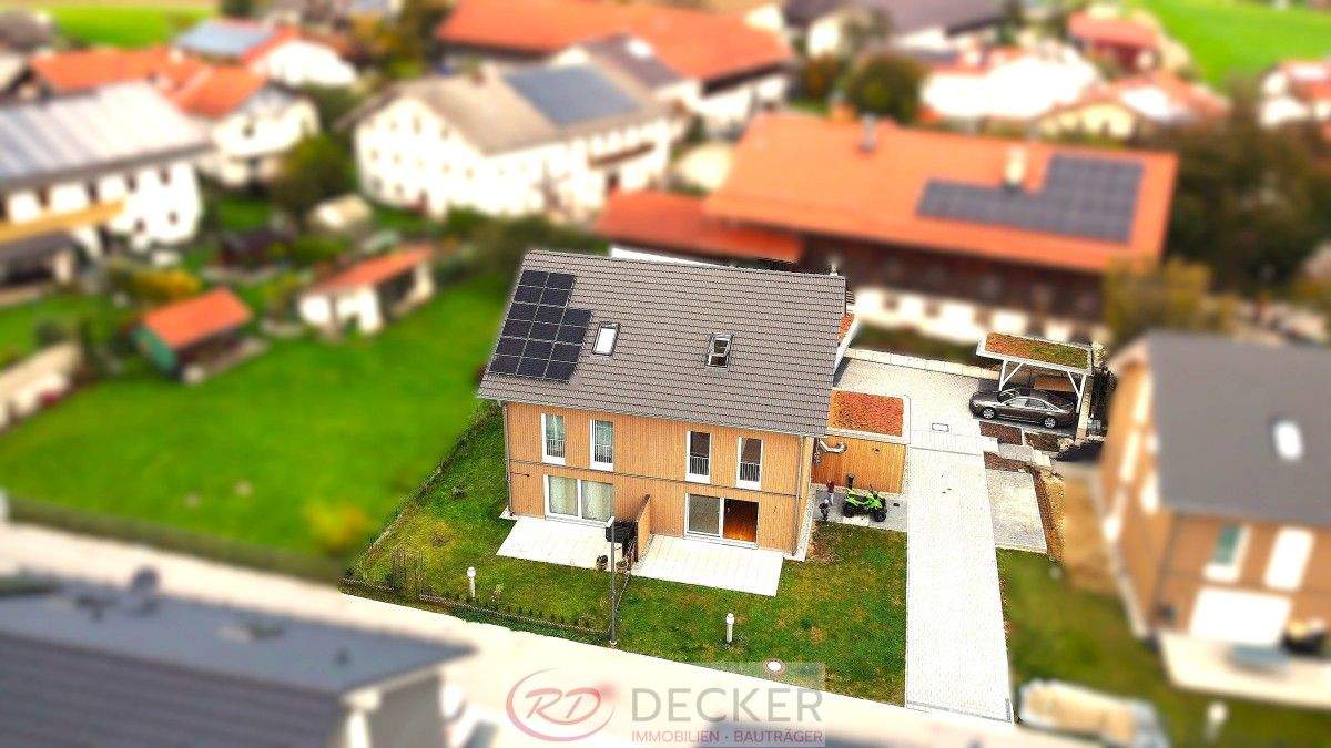Modern, nachhaltig & bezugsfertig - elegante Doppelhaushälfte mit Garten ++ Decker Immobiien++ – Eiselfing – Bild 1 von 9