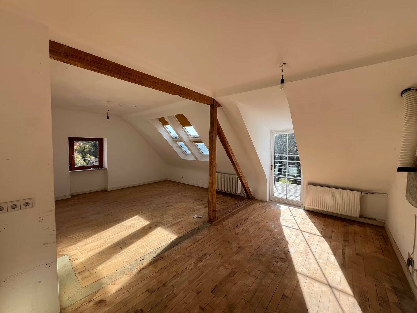 Sanierte Dachgeschosswohnung mit Balkon in ruhiger Lage in Saarbrücken-Halberg – Saarbrücken – Bild 1 von 2