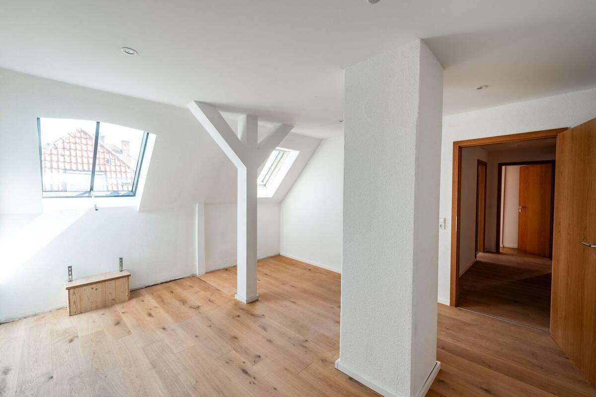 Elegante 4-Zimmer-Dachgeschosswohnung mit Charme - Lichtdurchflutet in Esslingen – 73728 Esslingen am Neckar – Bild 1 von 9