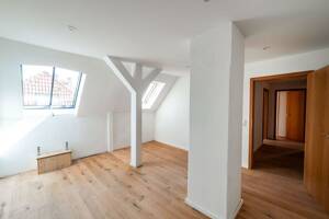 Elegante 4-Zimmer-Dachgeschosswohnung mit Charme - Lichtdurchflutet in Esslingen