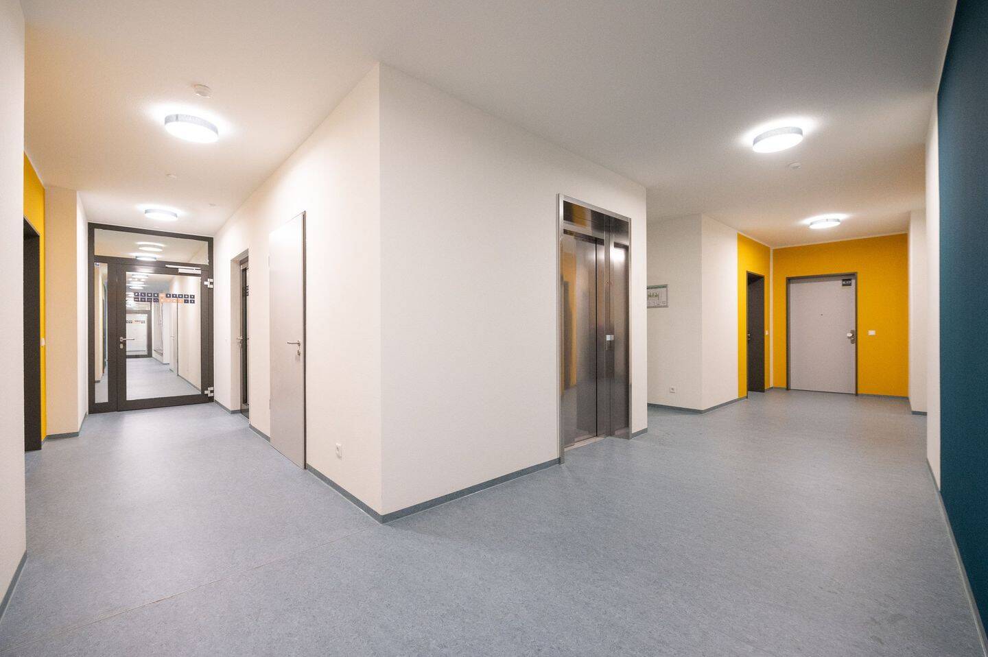 Voll möbliertes Studentenappartement mit, Duschbad und Küche in bester Lage an der Karl-Marx-Allee. – Aachen – Vorschaubild 9
