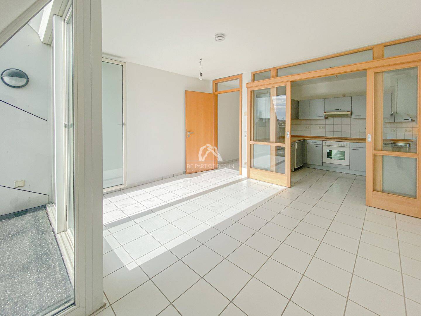 AUßERGEWÖHNLICH! EINMALIG SCHÖNE DG-WOHNUNG MIT DACHTERRASSE, 2 BALKONEN & AUFZUG! PROVISIONSFREI! – Berlin – Vorschaubild 2