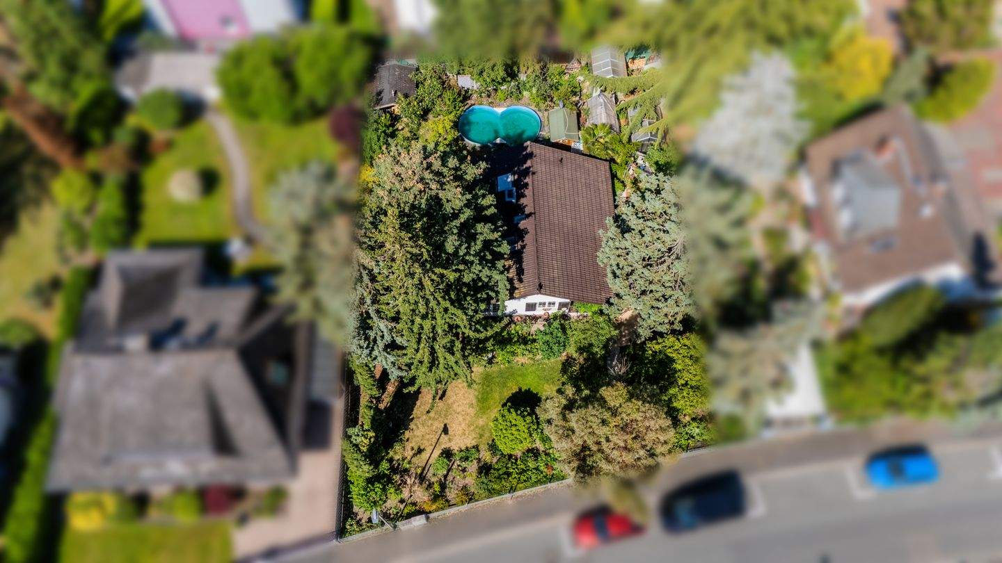Haus im Bungalow-Stil auf großem Grundstück mit traumhaftem Garten, altem Baumbestand und Pool – Wiesbaden – Bild 1 von 9