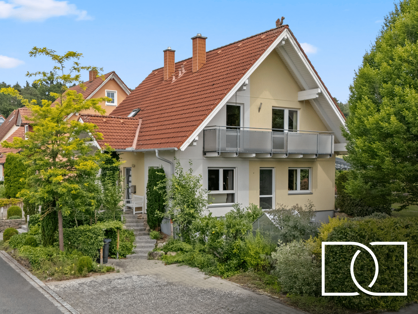 Idyllische Lage! Energieeffizientes Einfamilienhaus mit Balkon, Terrasse und optimaler Anbindung – Frensdorf – Bild 1 von 9