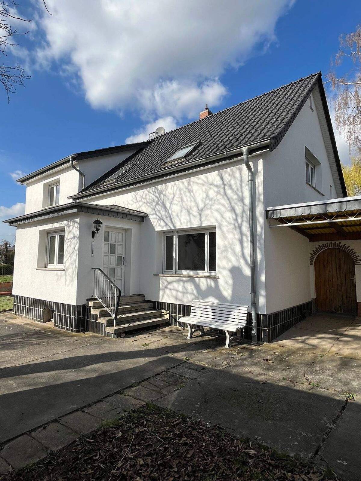 Großzügiges Grundstück mit viel Potenzial- Haus mit zwei Wohneinheiten, Garagen & Werkstatt – 39110 Magdeburg – Bild 1 von 9