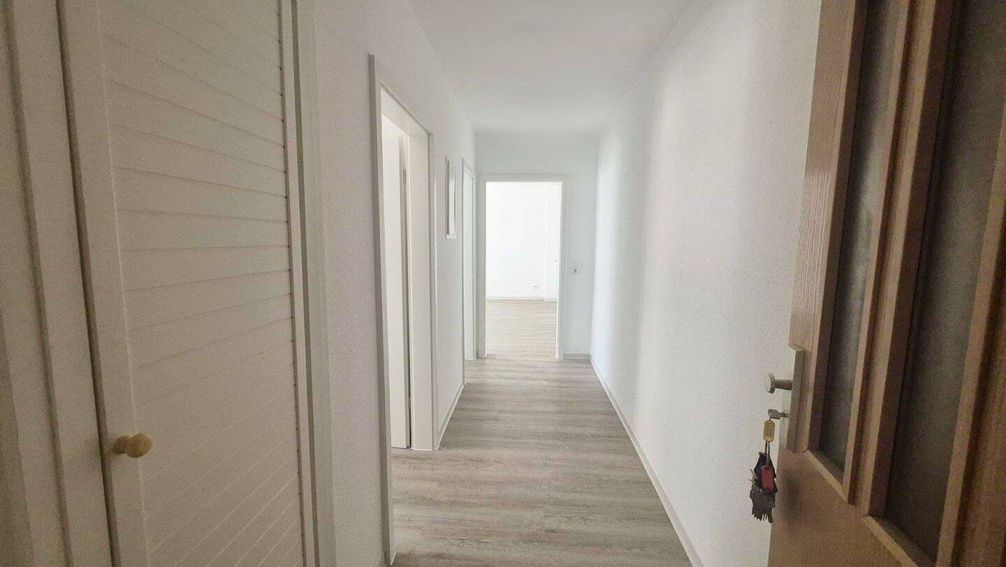 Zentral & ruhig mit Blick ins Grüne: Helle 2 Zimmer + Einbauküche + Laminat + Bad mit Fenster – Rostock – Vorschaubild 6