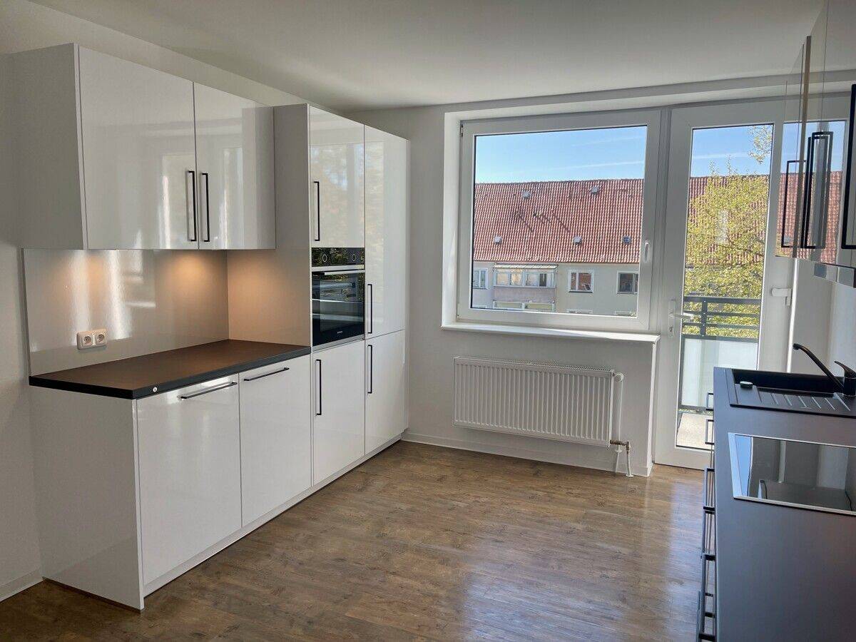 Erst 2021 kernsanierte 2-Zi Wohnung mit Balkon & Fahrstuhl im 4.OG zu vermieten! KFZ SP im Innenhof!