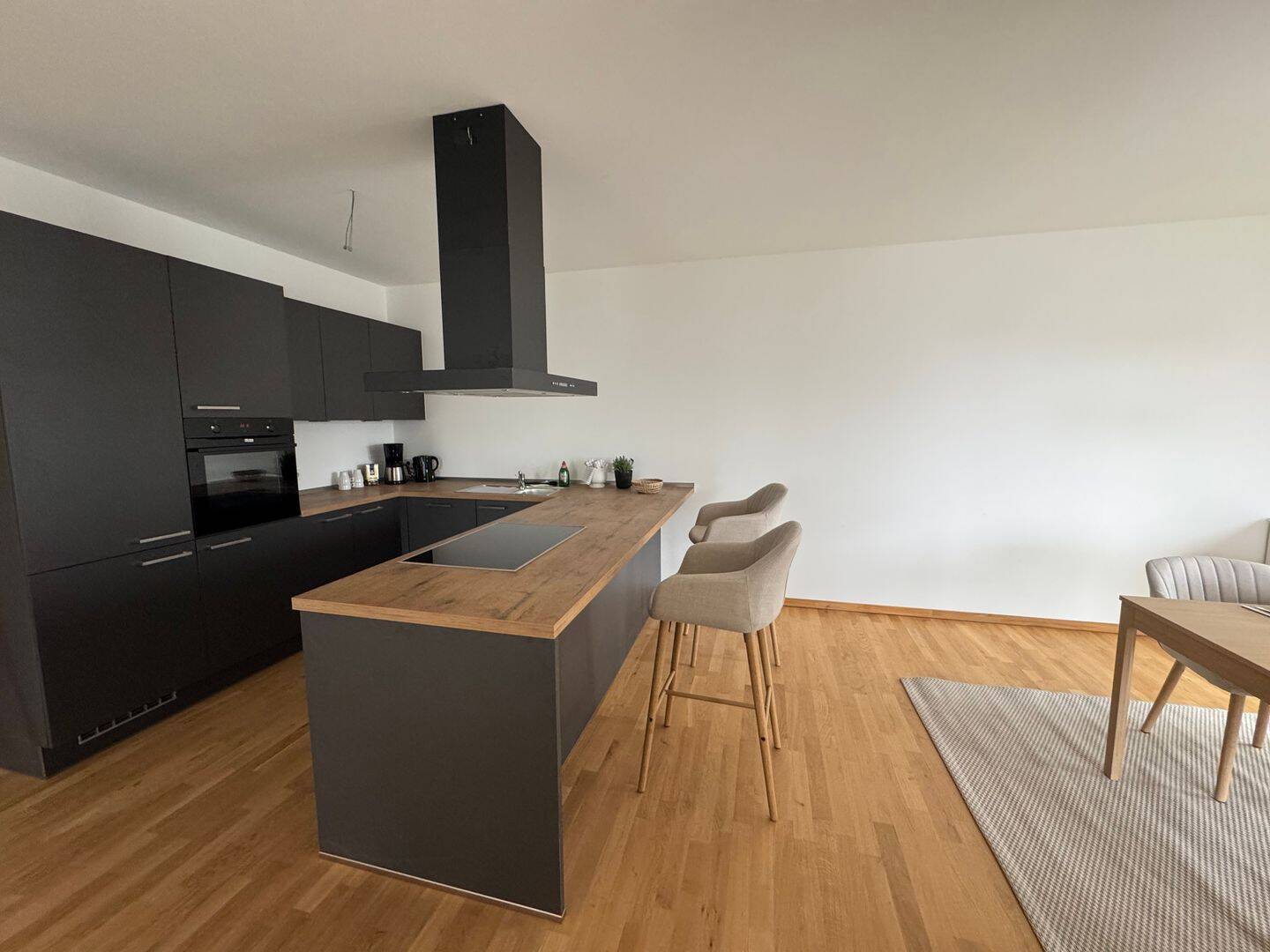 Moderne & voll möblierte 2-Zimmer-Wohnung mit Loggia – zentral, hell & stilvoll!
