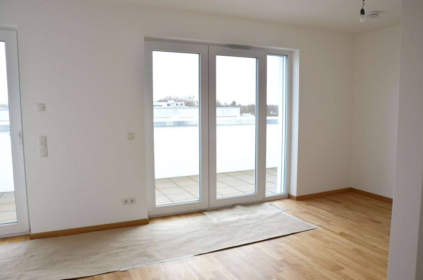 ***Charmantes Penthouse mit Aufzug, Terrasse, Keller, Tiefgarage... und ganz viel Natur vor der Tür* – Berlin – Vorschaubild 2