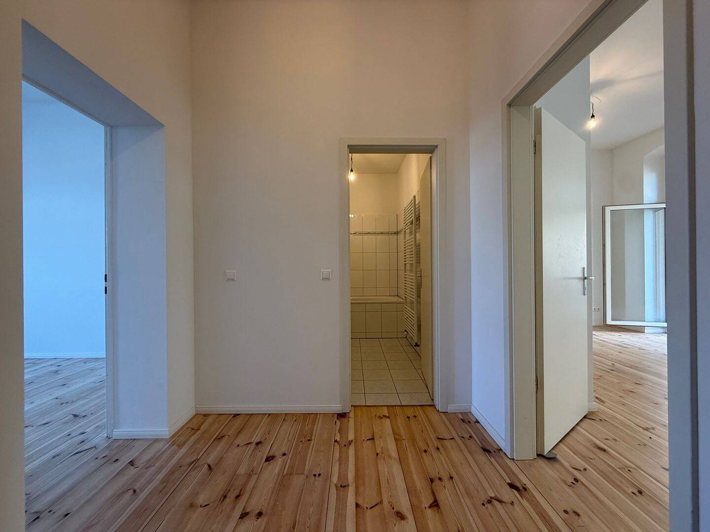 Bezugsfreie, charmante 2-Zimmer-Altbauwohnung mit Balkon, fußläufig vom Weißensee entfernt! – Berlin – Vorschaubild 9