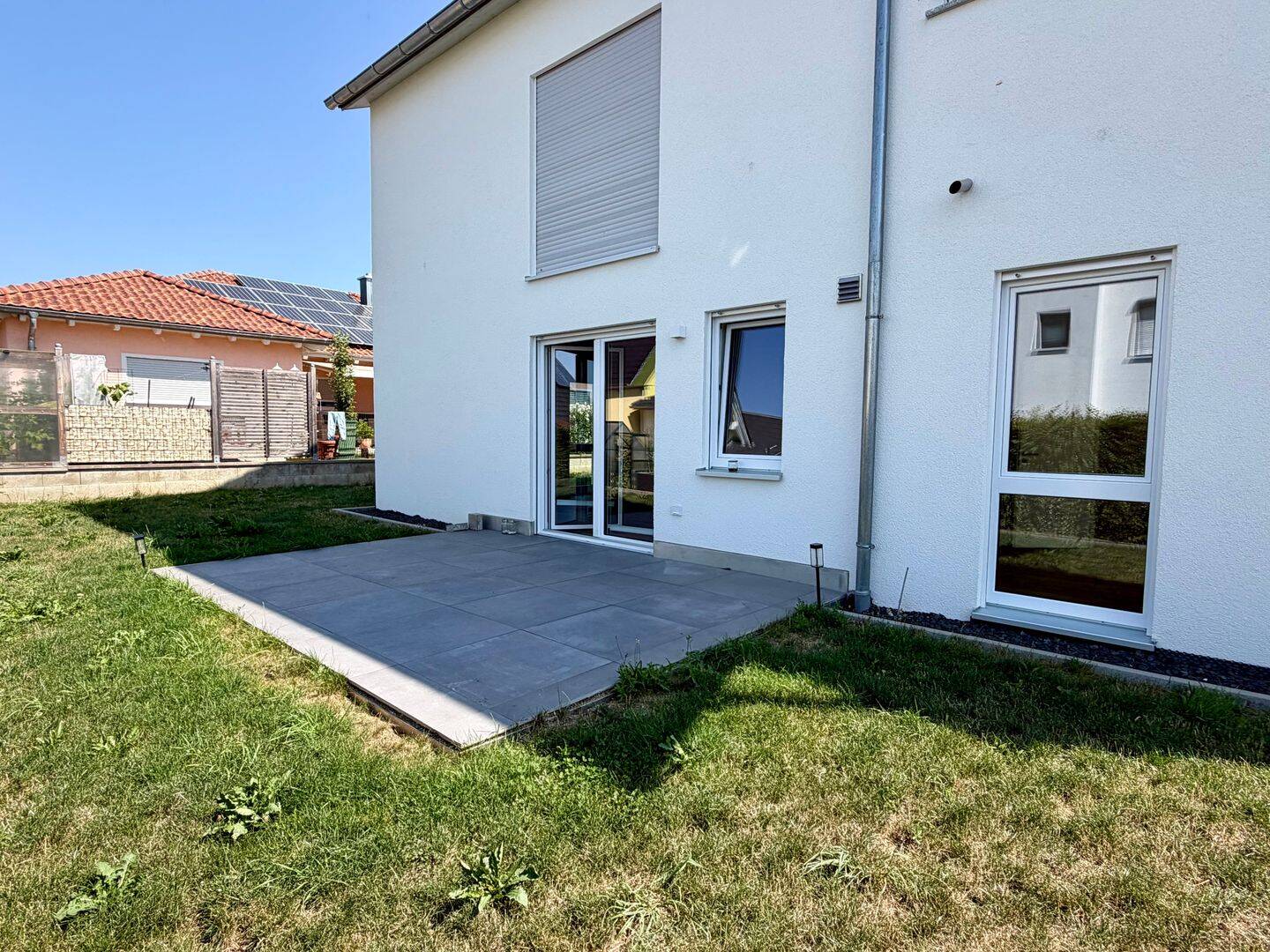 Neuwertige 4,5 Zi.-Whg. mit EBK, Terrasse, Garten, Garage u. Außenstellplatz