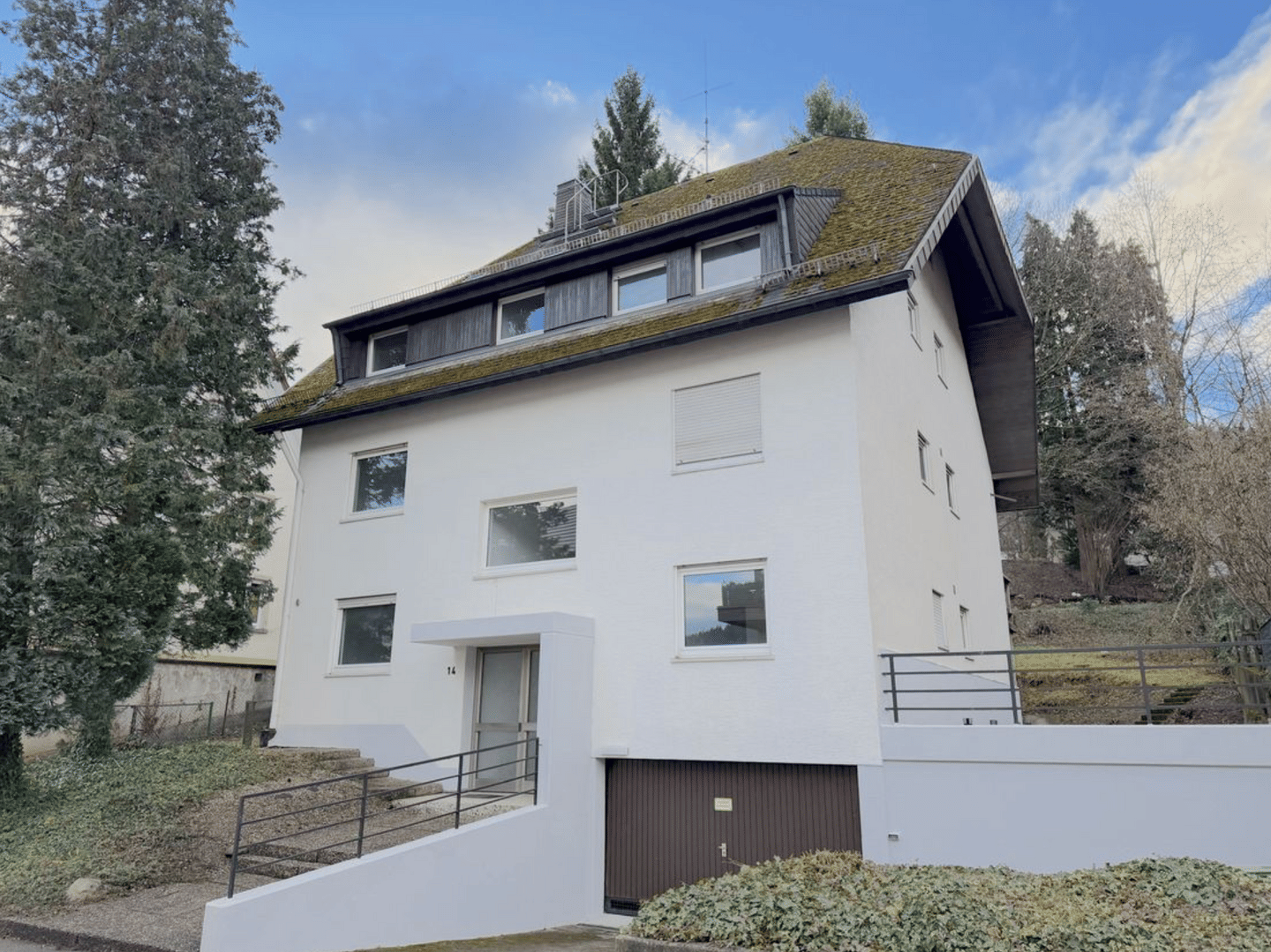 OHNE PROV. | Leerstehendes MFH mit 6 Einheiten und Ausbaureserve | teilsaniert | aufgeteilt nach WEG – Freiburg im Breisgau – Bild 1 von 9