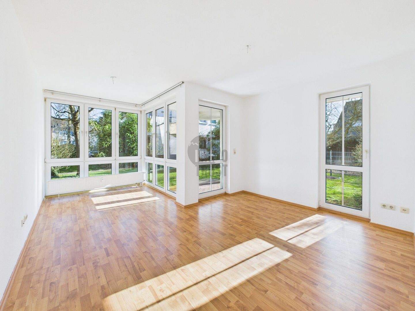 LICHTDURCHFLUTETE ERDGESCHOSSWOHNUNG IN BESTER LAGE SONNENTERRASSE UND TIEFGARAGENSTELLPLATZ – Oldenburg – Vorschaubild 3