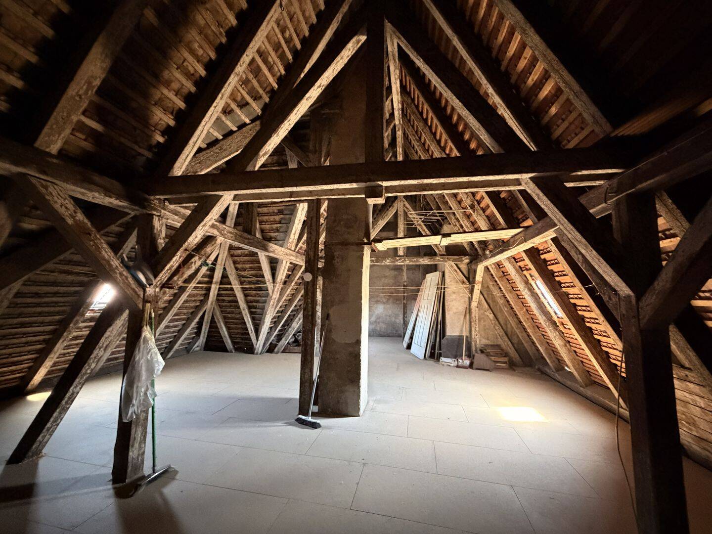 Auszubauendes Dachgeschoss im denkmalgeschützten Altbau – Seltene Gelegenheit mit Entwicklungspotenzial