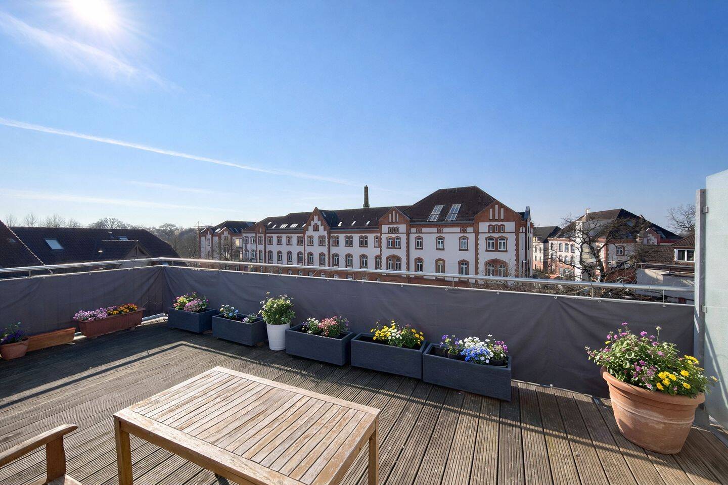 Urban & lebendig: Großzügige Maisonette mit Dachterrasse und guter Verkehrsanbindung nahe Volkspark – Hamburg – Vorschaubild 2