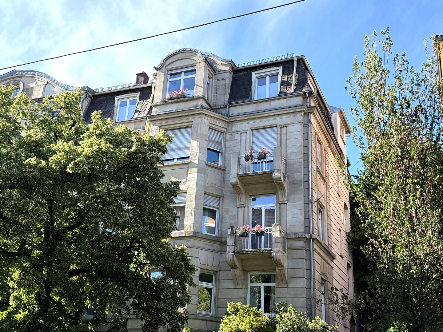 Zeitgemäßes Wohnen mit historischem Flair: 4-Zimmer-Wohnung im 1. OG mit Küchenzeile & 2 Balkone.