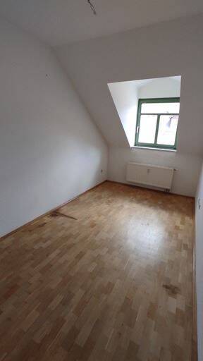 Großzügige DG 3-Zimmer mit Einbauküche, Wannenbad und Parkett in zentraler Lage! – Chemnitz – Vorschaubild 3