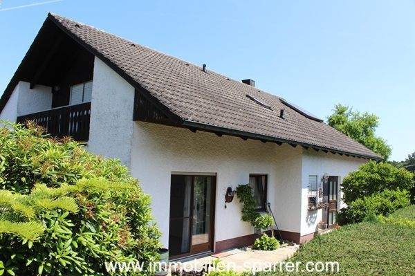 Ein- oder Zweifamilienhaus mit schönem eingewachsenem Garten, Sauna, und Garage in Neunkirchen – Weiden in der Oberpfalz – Bild 1 von 9