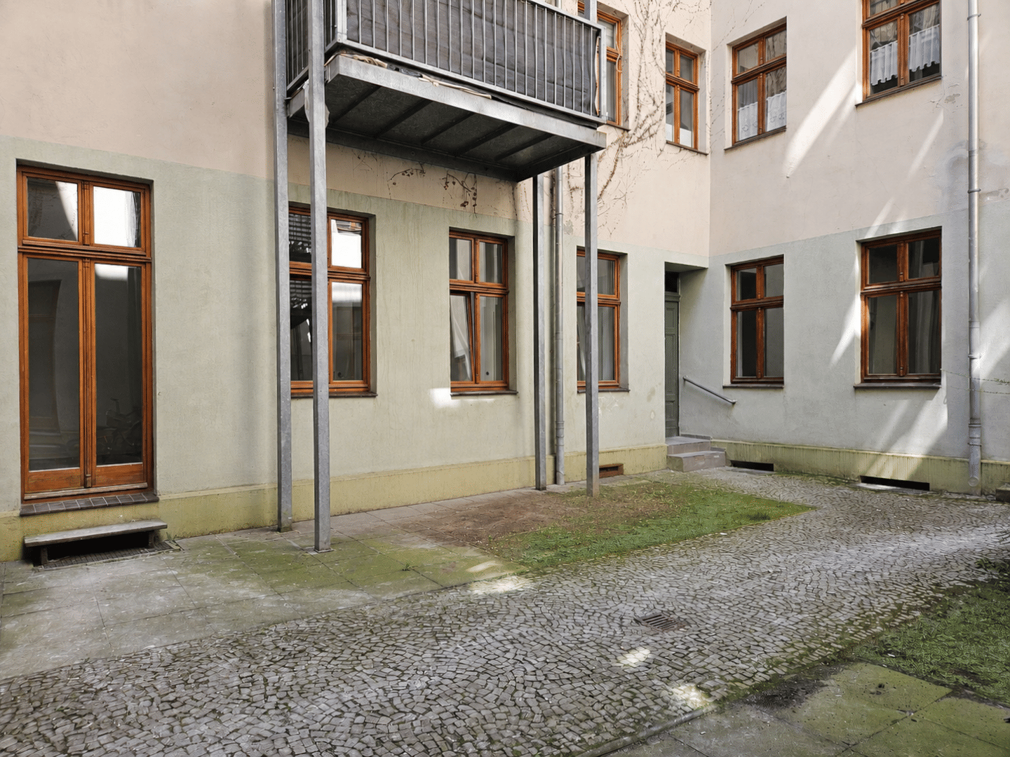 Mit Video: Kleine Terrassenwohnung im Innenhof mit Einbauküche – Magdeburg – Vorschaubild 5