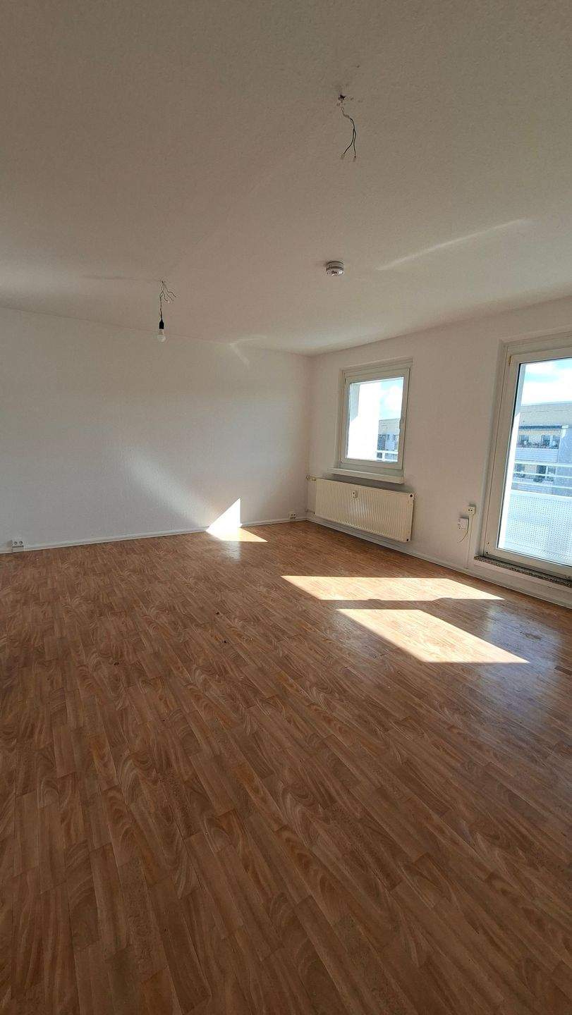 Große 3-RW mit Süd-Balkon, Wohnküche, Bad mit Wanne, WG-geeignet – Leipzig – Vorschaubild 2