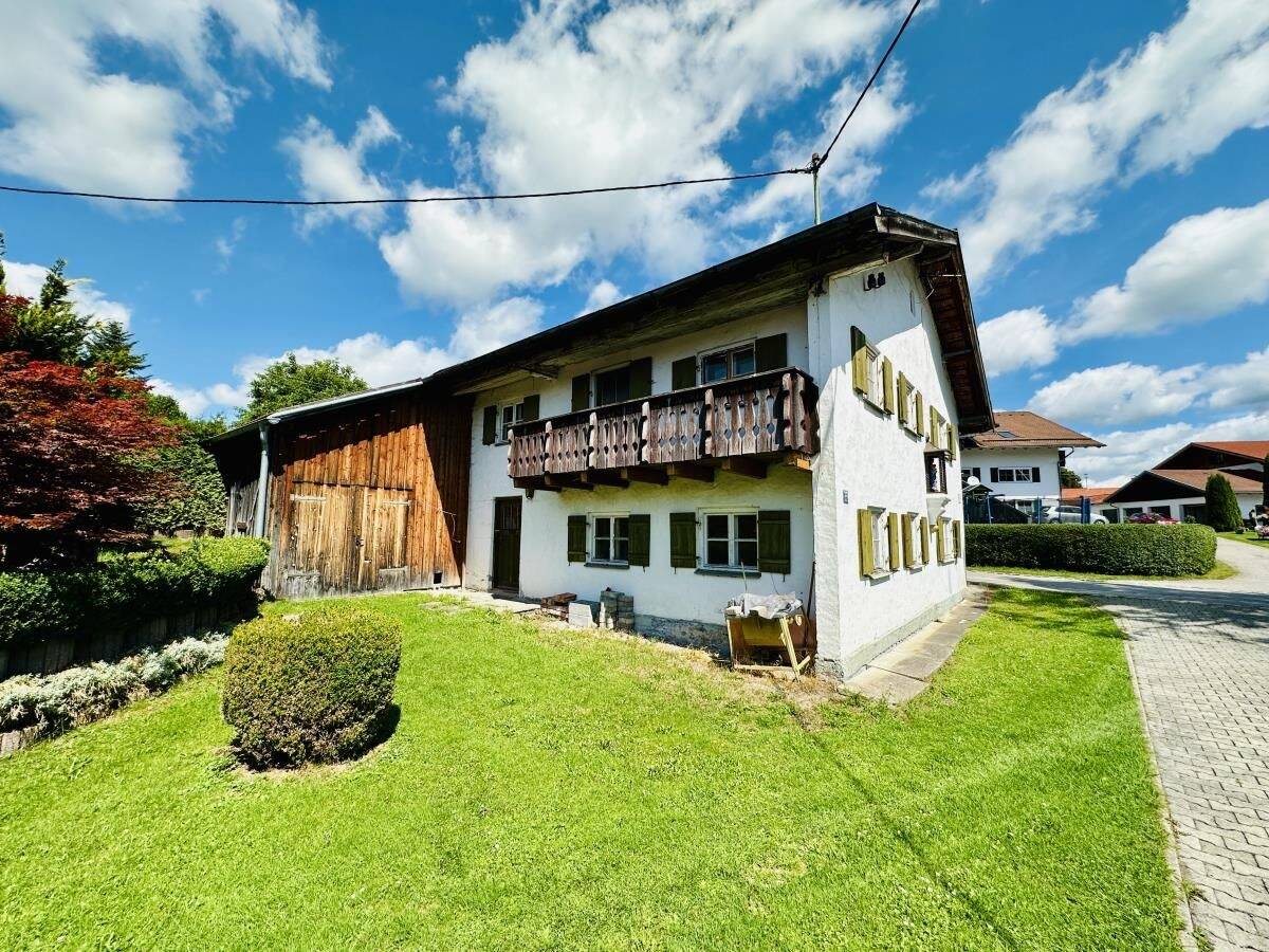 TRADITION - RESTAURIERUNG - DENKMALSCHUTZ - Wohnhaus mit landwirtschaftlichem Anbau in Lechbruck – Lechbruck a.See – Bild 1 von 9
