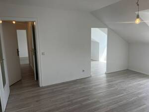 Renovierte 2-Zimmer-DG-Wohnung Nähe City und Innenhafen – 47058 Duisburg – Vorschaubild 2