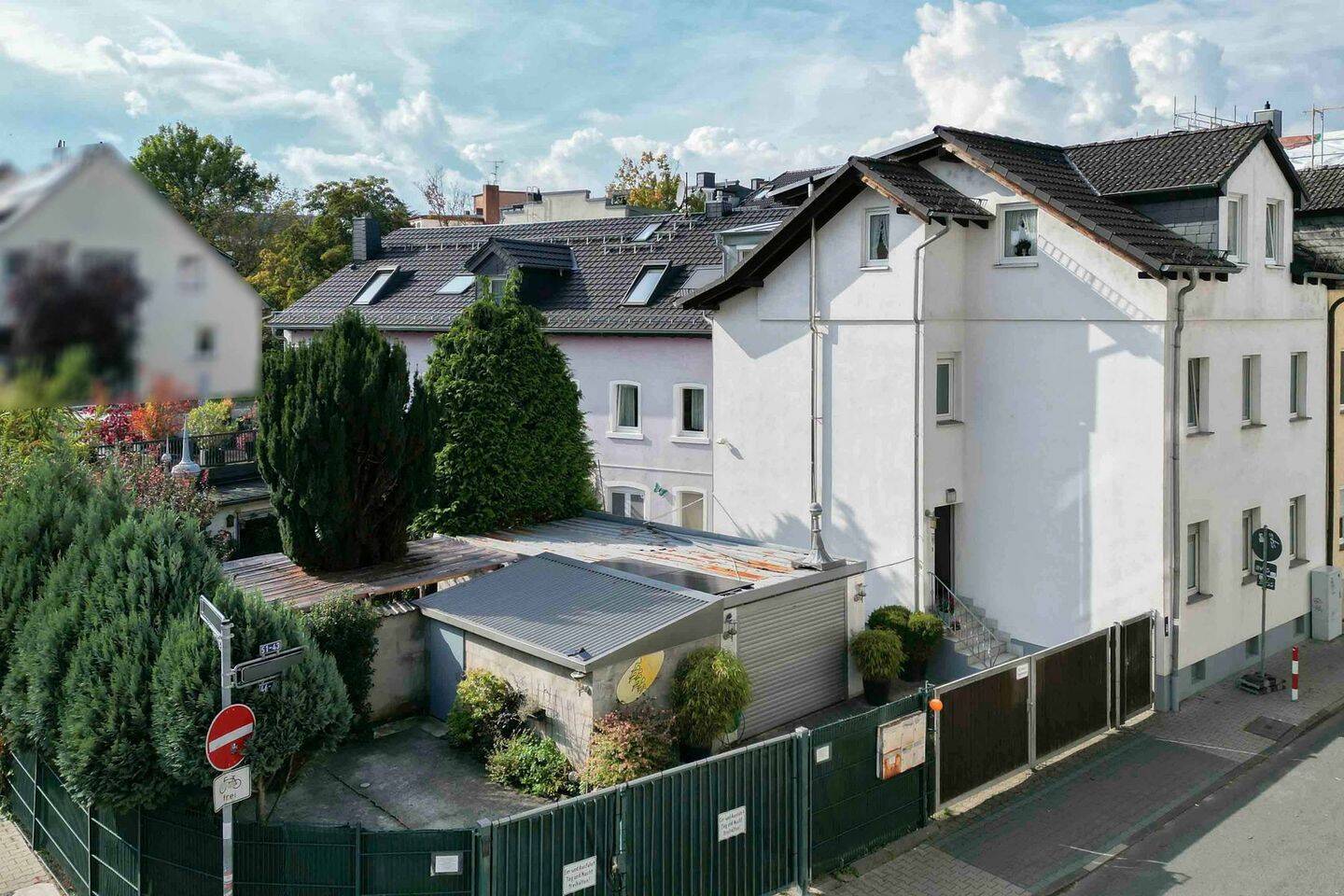 Raum für Generationen: Großzügiges Stadthaus mit Kellergewölbe & Garage – Frankfurt am Main – Bild 1 von 9