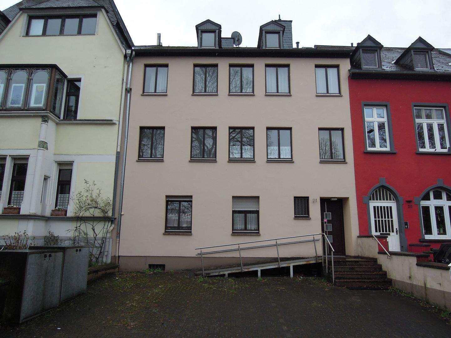 Top Lage im Alleenbereich Trier-Süd, Mehrfamilienhaus mit 3 Stellplätzen zu verkaufen !