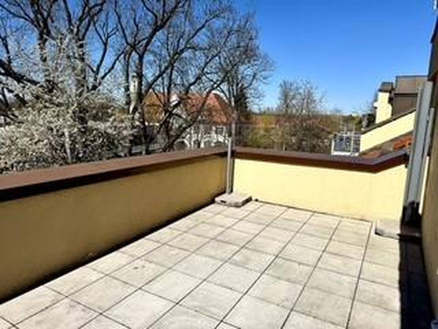Helle Dachgeschosswohnung mit großer Dachterrasse und Blick ins Grüne – München – Vorschaubild 9