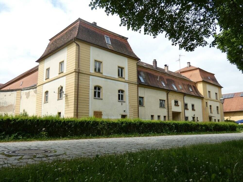 Denkmalgeschütztes Wohnhaus mit neuer Zentralheizung als Teil der historischen Schlossanlage – Unterschwaningen – Bild 1 von 9