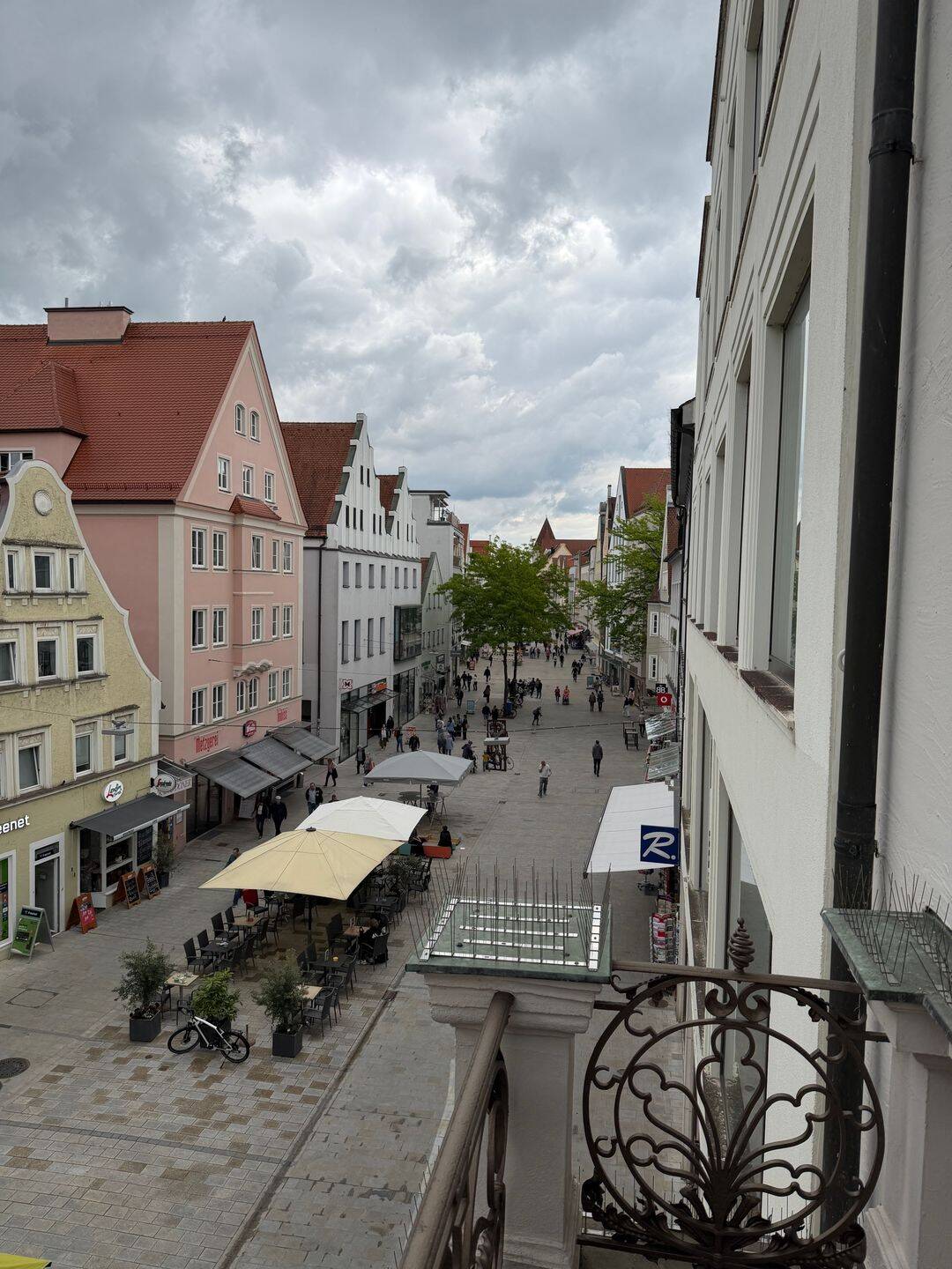 Altbauwohnung - Balkone zur Ludwigstraße, Schneckendusche, Stuck, Fischgrätparkett und EBK – Ingolstadt – Vorschaubild 4