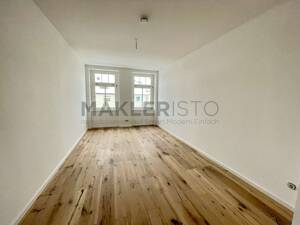 **Modernisierte 3-Zimmer-Erdgeschosswohnung mit Balkon, Stellplatz und eigenem Gartenanteil**