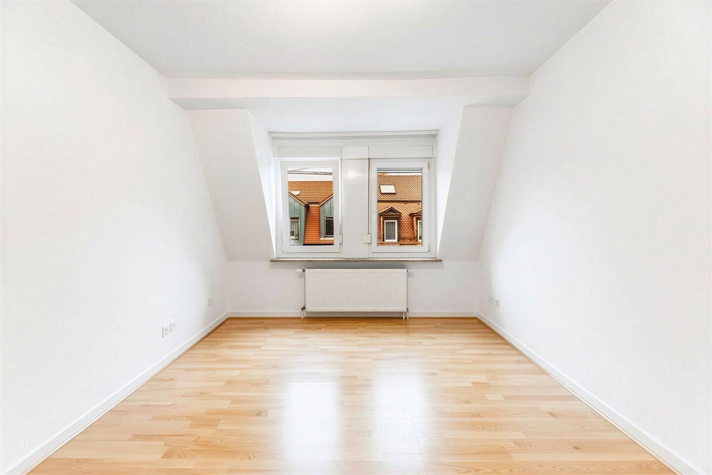 HEGERICH: Attraktive 2-Zimmer-Wohnung mit Dachgeschoss-Charme für Singles, Paare oder Kapitalanleger