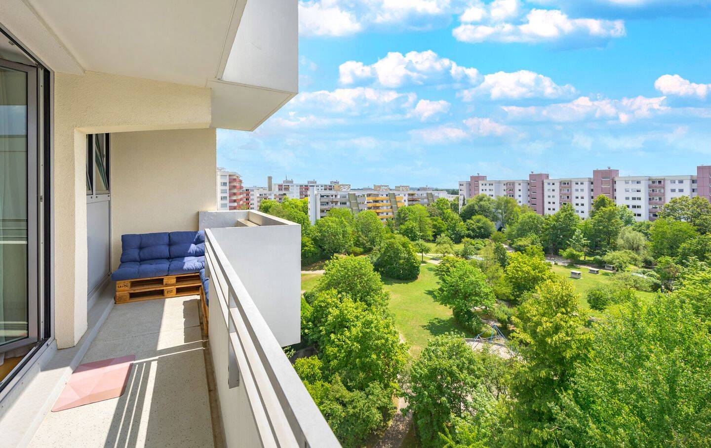 Panorama Tower Germering | Sanierte 2-Zimmer-Wohnung mit Balkon & Tiefgarage (7.OG) – Germering – Bild 1 von 9