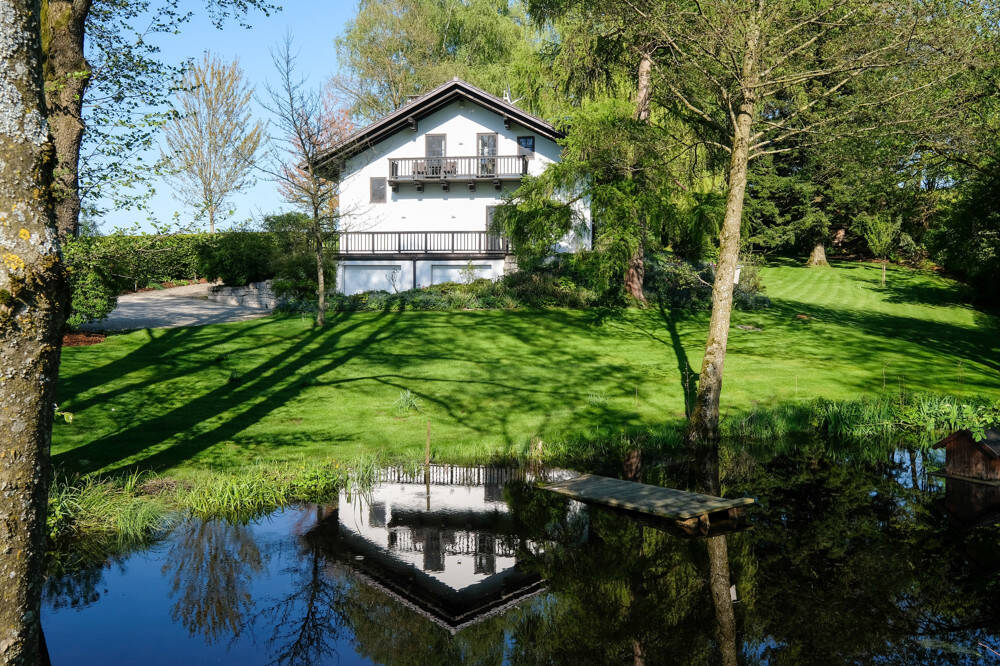Kernsanierte Villa am See mit einem beinahe 4.000 m² großen Grundstück – Ebersberg – Vorschaubild 2