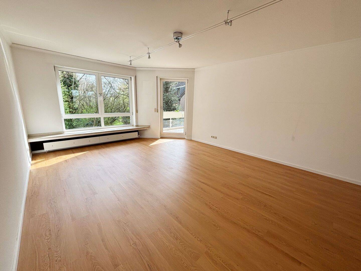 Von Privat: Helle 3-Zimmer Wohnung mit zwei Balkonen in Köln-Lövenich – Köln – Vorschaubild 3