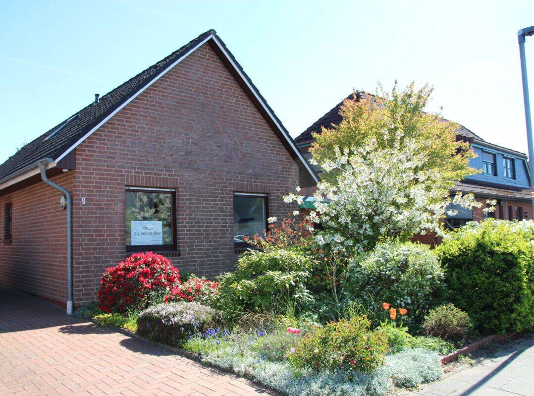 GEPFLEGTES EINFAMILIENHAUS MIT GARAGE UND TRAUMHAFTEM KLEINEN GARTEN – Tostedt – Vorschaubild 2