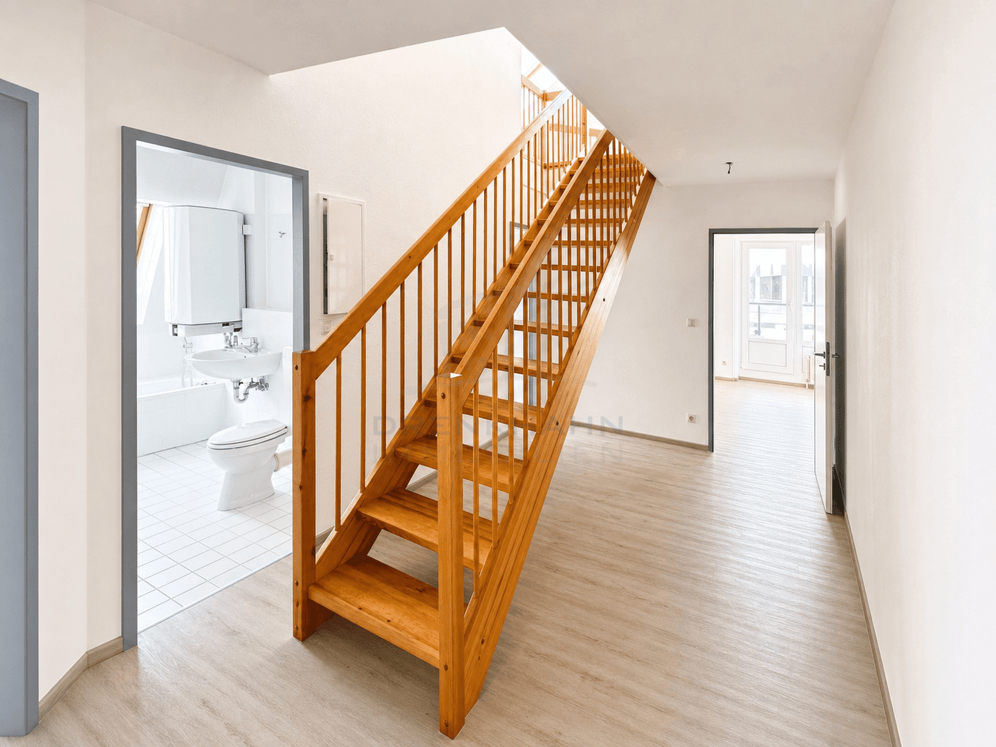 ca. 84 m² - Großzügige 2,5 Zimmer-Maisonette-Wohnung mit Aufzug, Balkon und TG-Stellplatz – Rostock – Vorschaubild 3