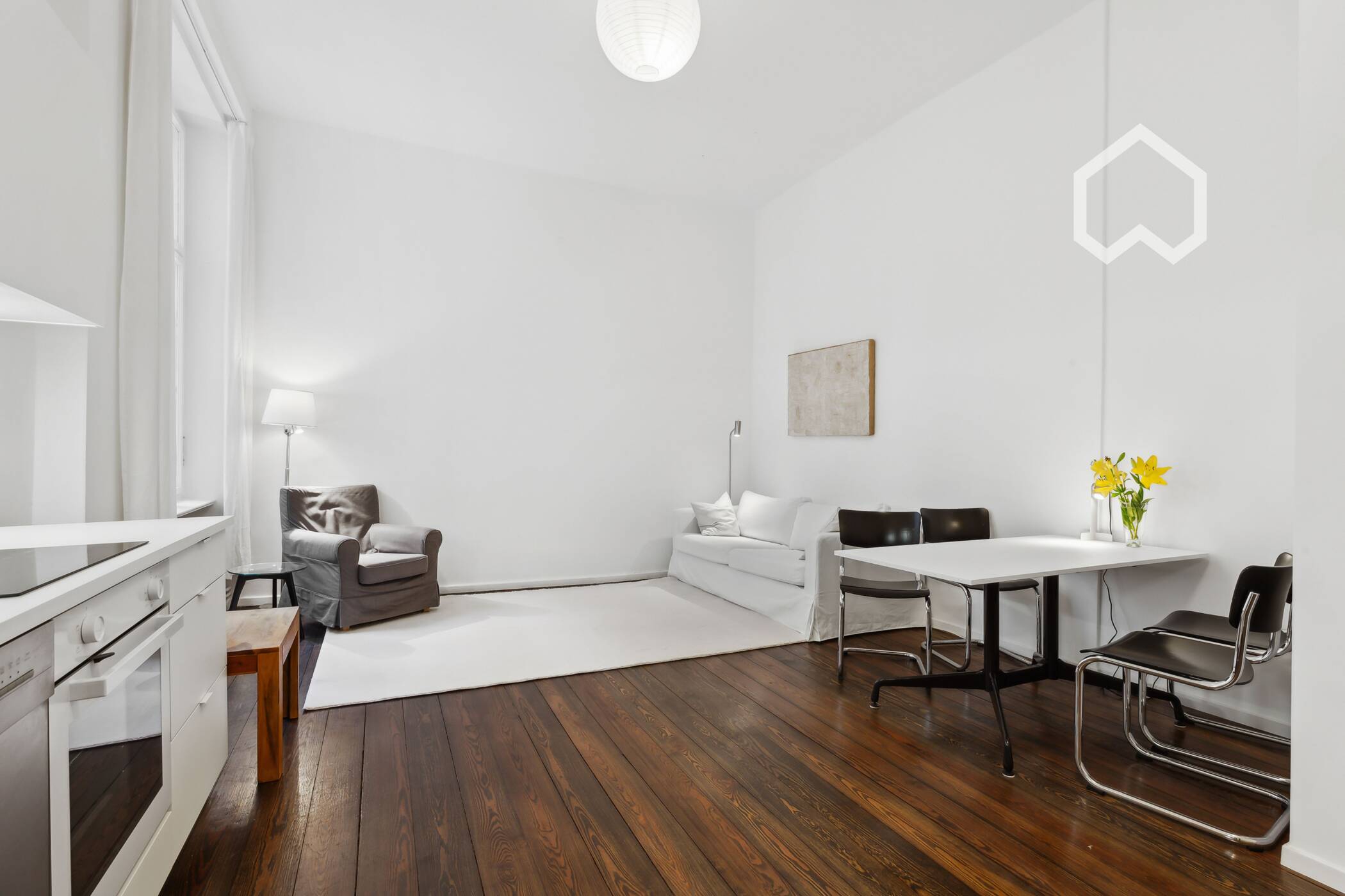 Helle und neu möblierte 2-Zimmer-Wohnung mit geräumigem Wohnbereich und Badewanne – Berlin – Vorschaubild 3